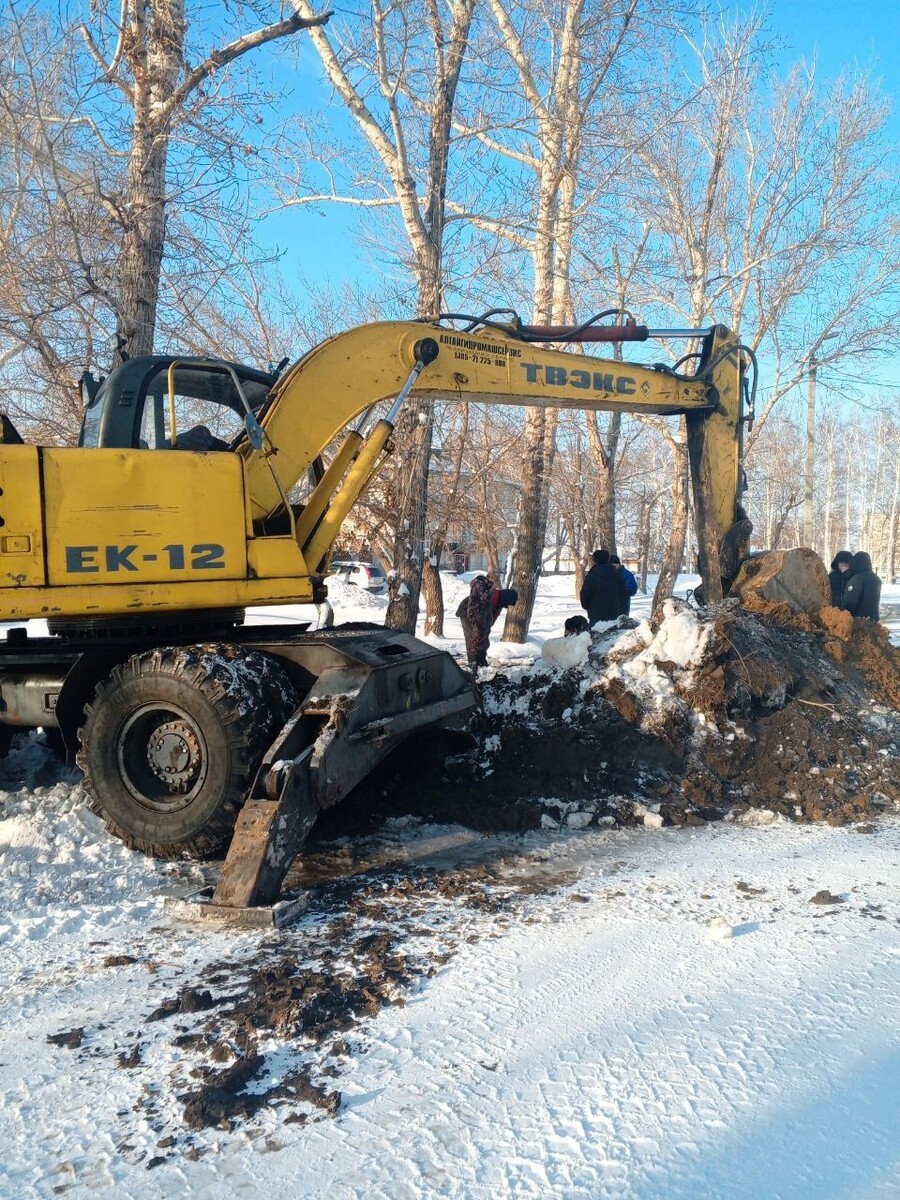    Устранение порывов на водопроводе в Славгороде. Источник: t.me/glava_slavgorod