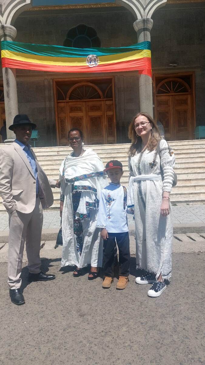 Семейное фото у церкви. Папа, бабуля, Марк и я.