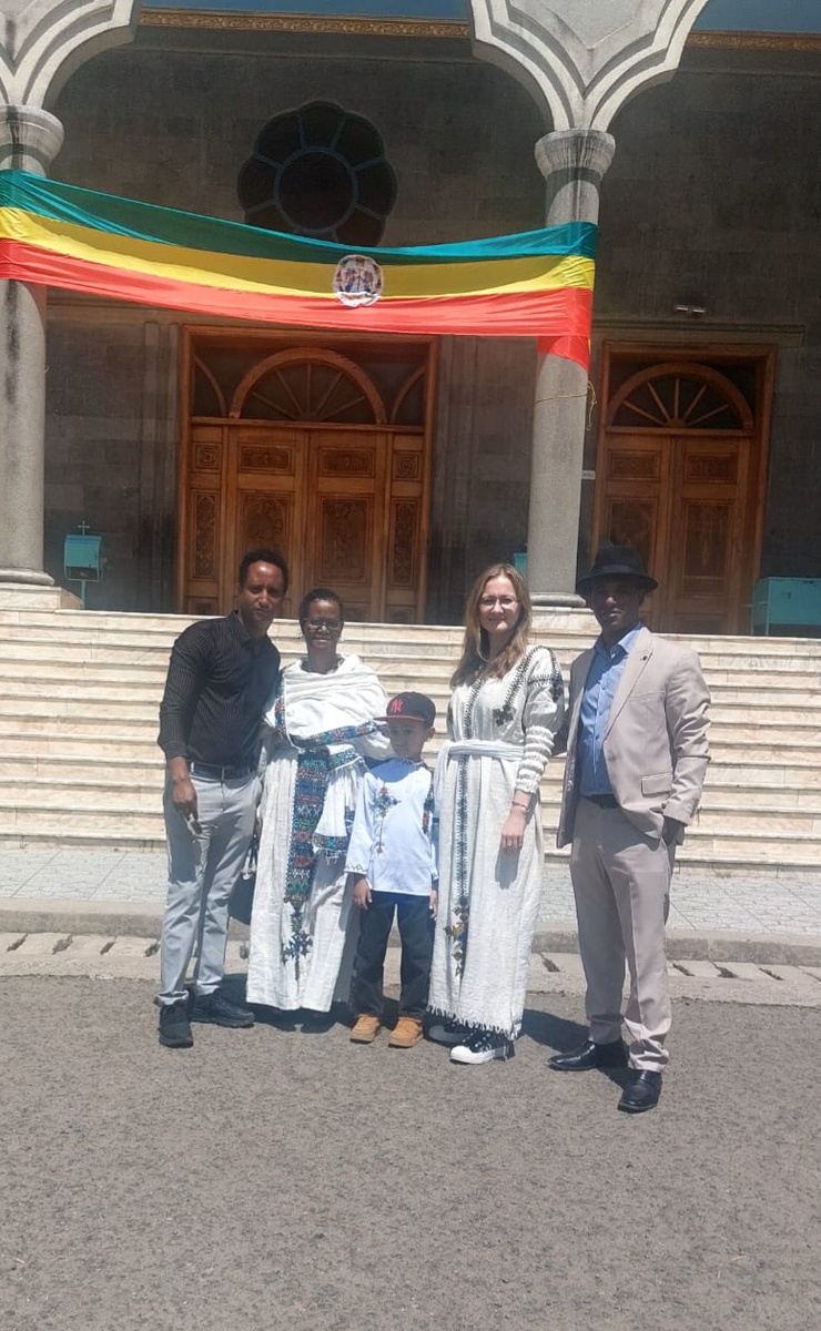 Младший брат Адис с мамой и наша семья.