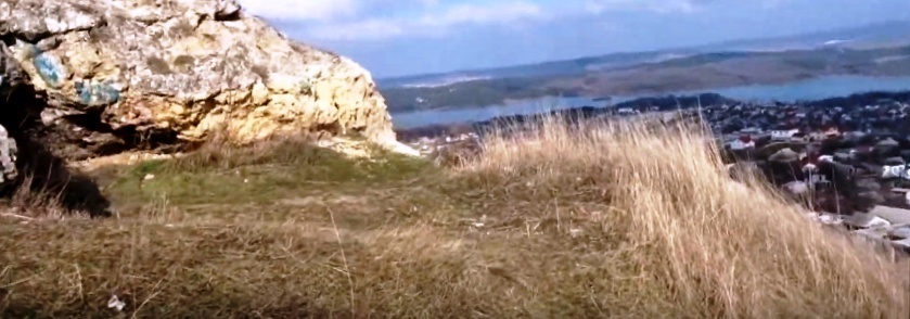 Петровские скалы, вид на Симферопольское водохранилище, слева вход в пещеру Алимка, так мы её называли.