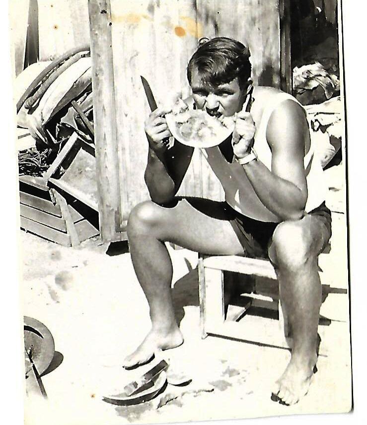 Да он даже арбуз поедает не просто, а с выражением. Автор фото Михаил Коваленко.