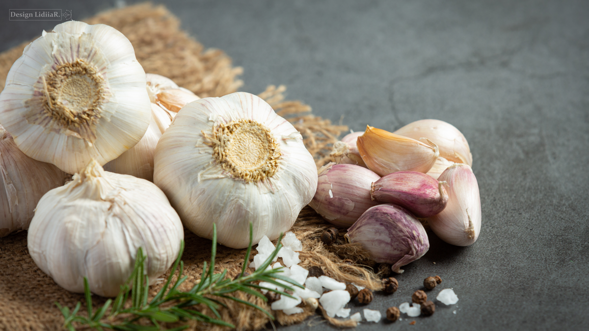 https://www.freepik.com/free-photo/fresh-raw-garlic-ready-cook_13901146.htm#from_view=detail_alsolike