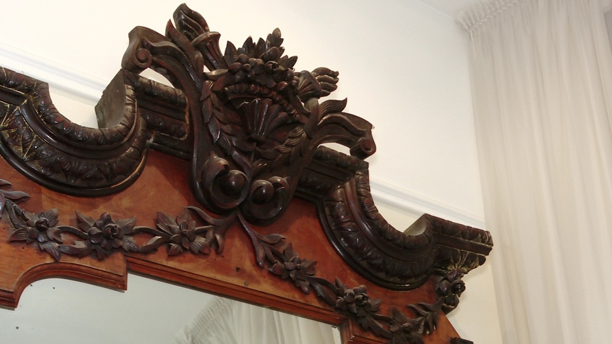 Зеркало, принадлежавшее купеческой семье Колмогоровых, украшает богатая резьба