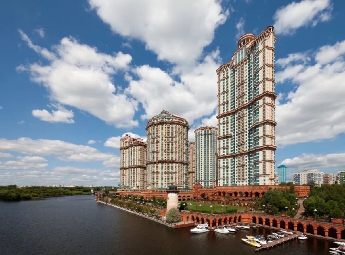    Причиной ЧП в ЖК «Алые паруса» стал взрыв неустановленного устройства