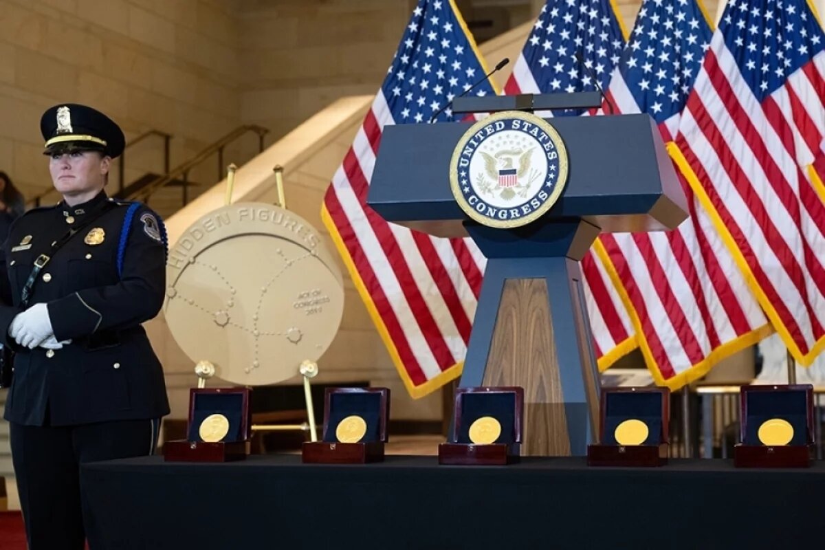    Золотая медаль Конгресса США — высшая гражданская награда США, присуждаемая от имени Конгресса США.