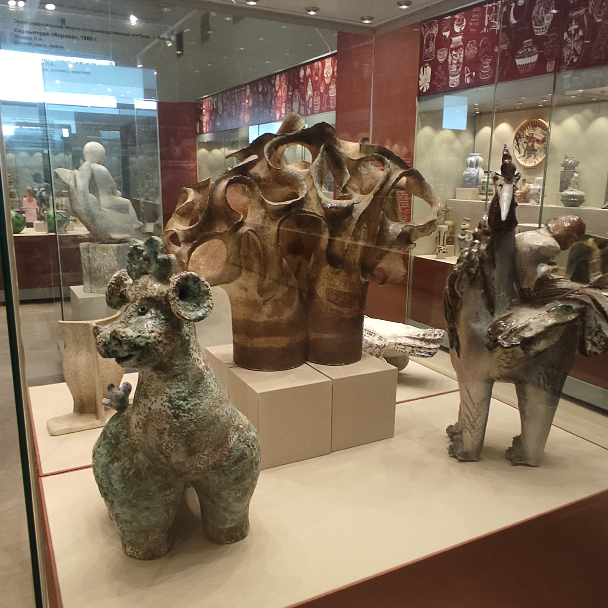 Скульптуры из музея керамики