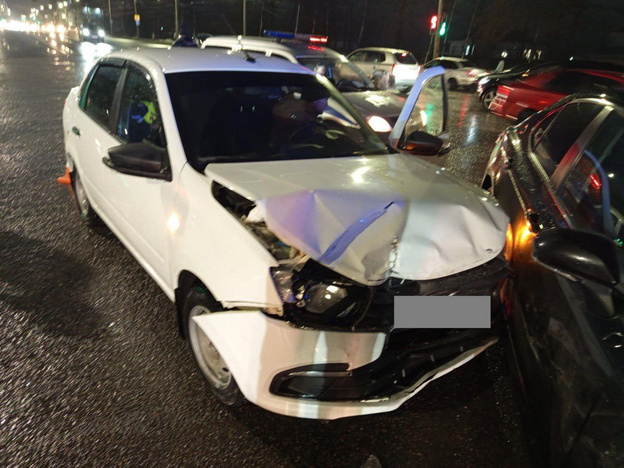    На Октябрьском проспекте столкнулись две машины