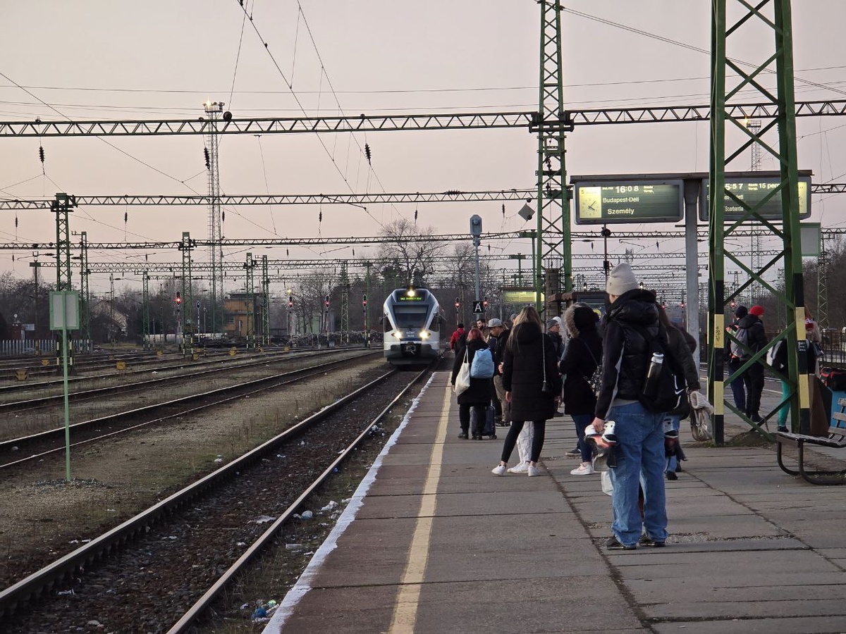 Перрон в городе Татабанья Венгрия, декабрь 2024