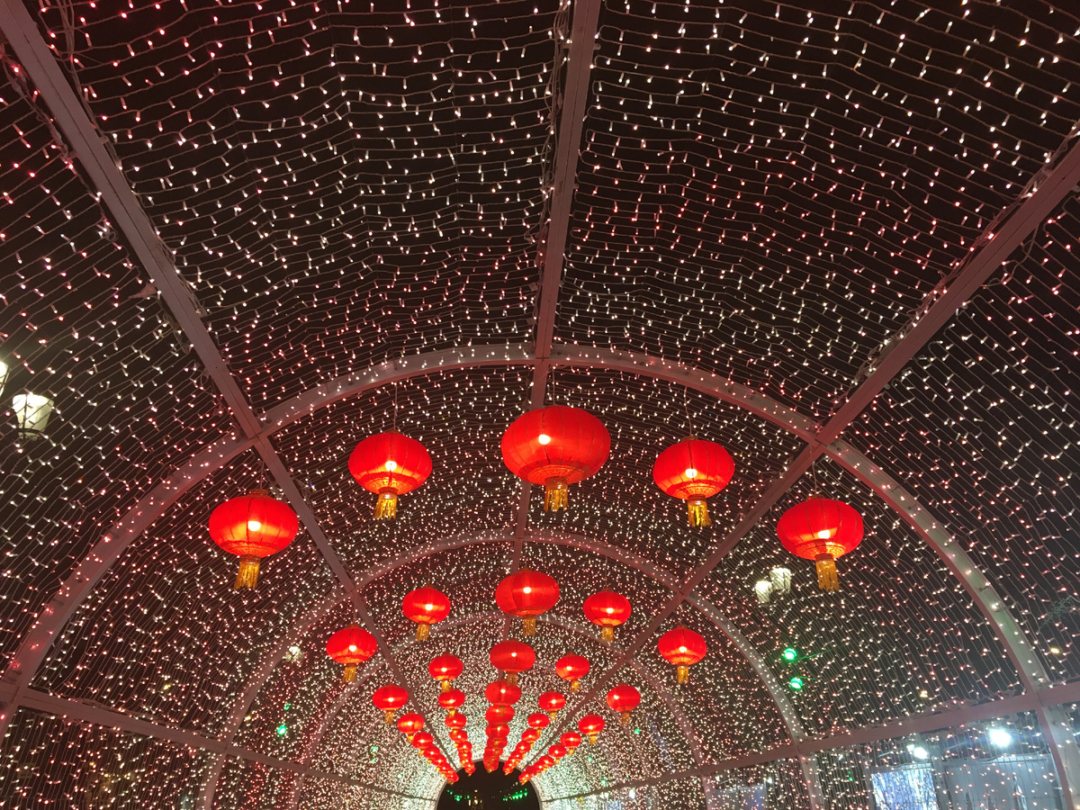 Светодиодный туннель с красными фонариками на Тверском бульваре