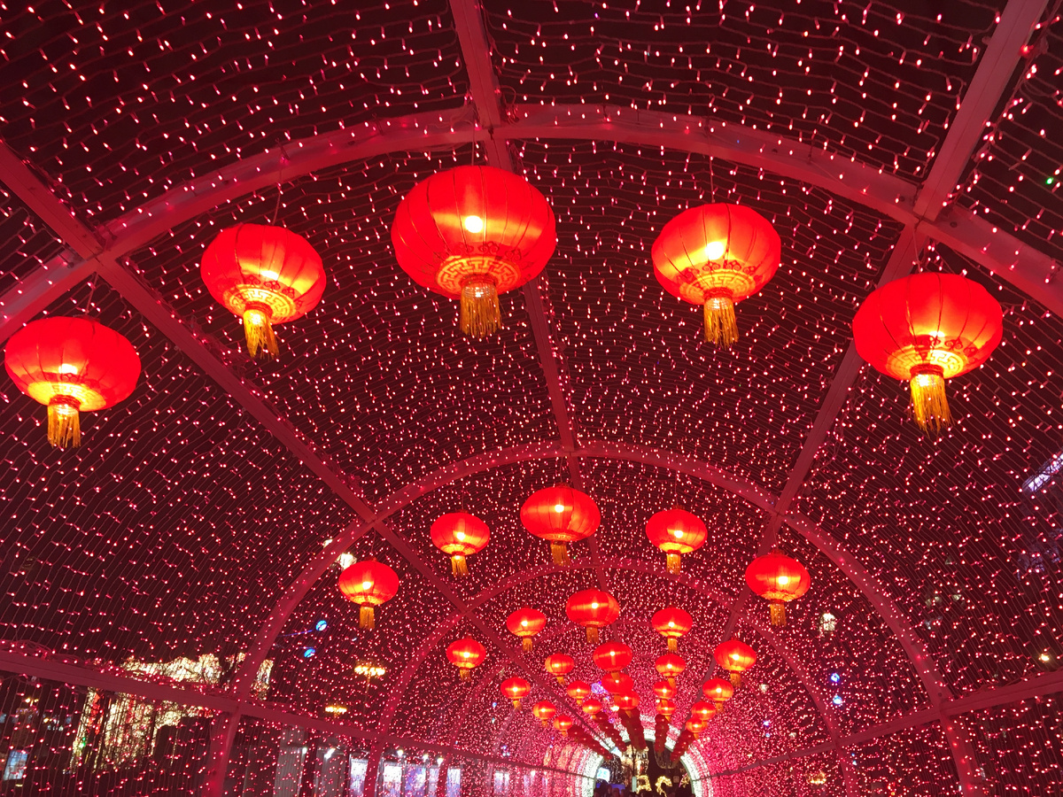 Светодиодный туннель с красными фонариками на Тверском бульваре