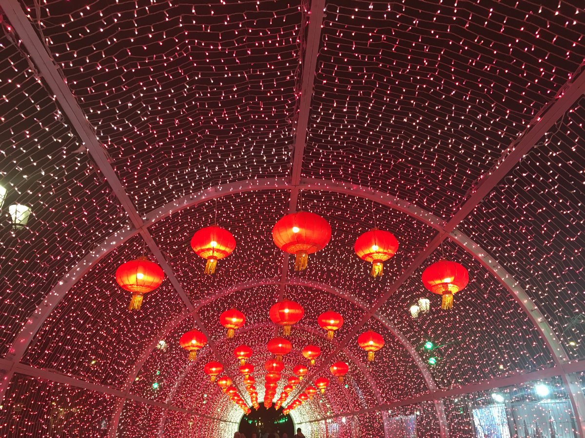 Светодиодный туннель с красными фонариками на Тверском бульваре