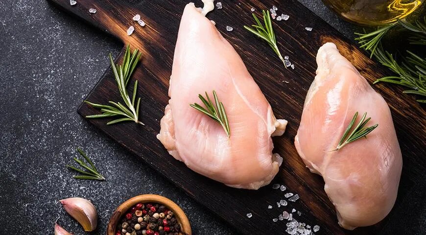     Безопасная прожарка — это прогрев до внутренней температуры примерно 73,8 °С. При 74 °С мясо грудки уже готово: внутри оно еще довольно светлое и не выглядит сухим