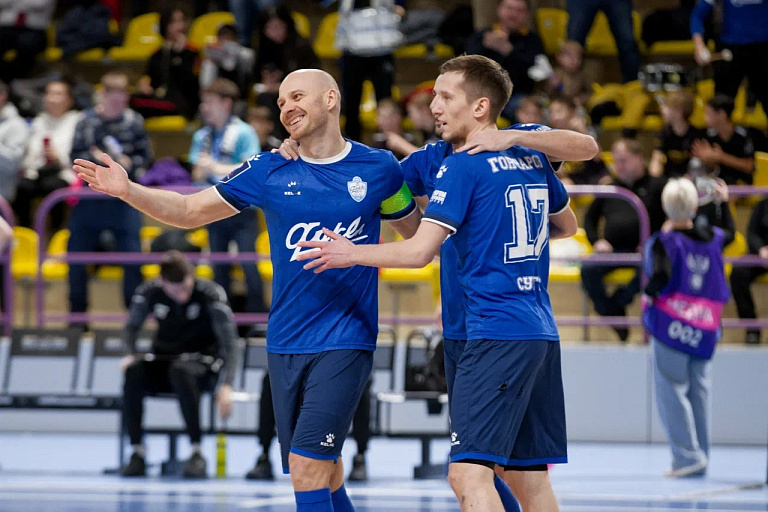    Сургутский «Факел» уверенно победил футболистов из Архангельска