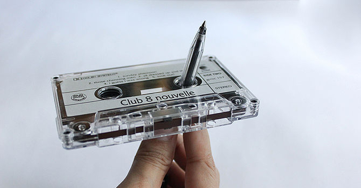 Как перемотать кассету. Перемотка кассеты карандашом. Магнитофонная кассета и карандаш. Аудиокассета gif. Кассета и карандаш.