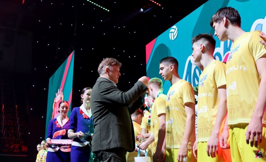     Полпред президента России в СФО Анатолий Серышев вручил награды победителям волейбольного турнира