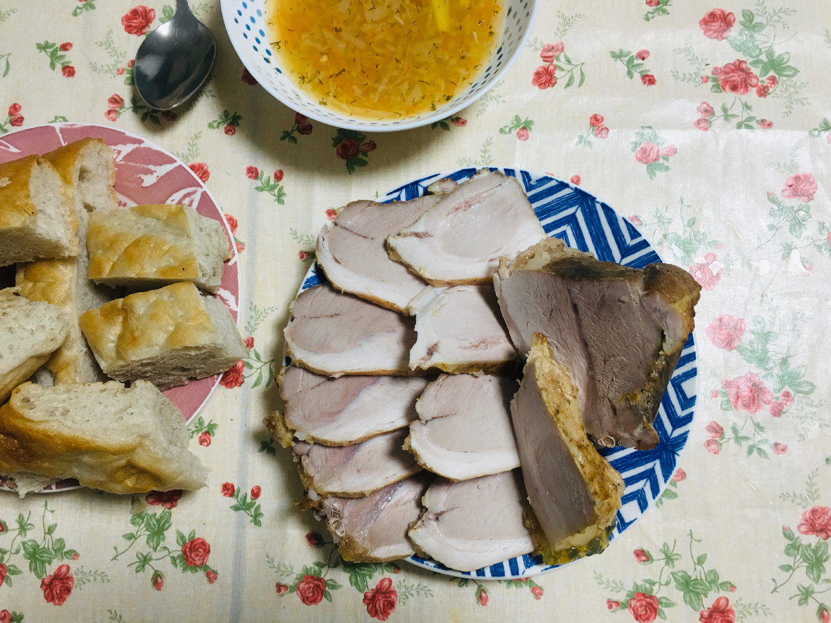 В субботу поздно вечером запекла мясо и оставила на ночь в духовке. Утром убрала в холодильник и к обеду была готова буженина. Суп- щи из свежей капусты с пшеном. Мише понравились. 