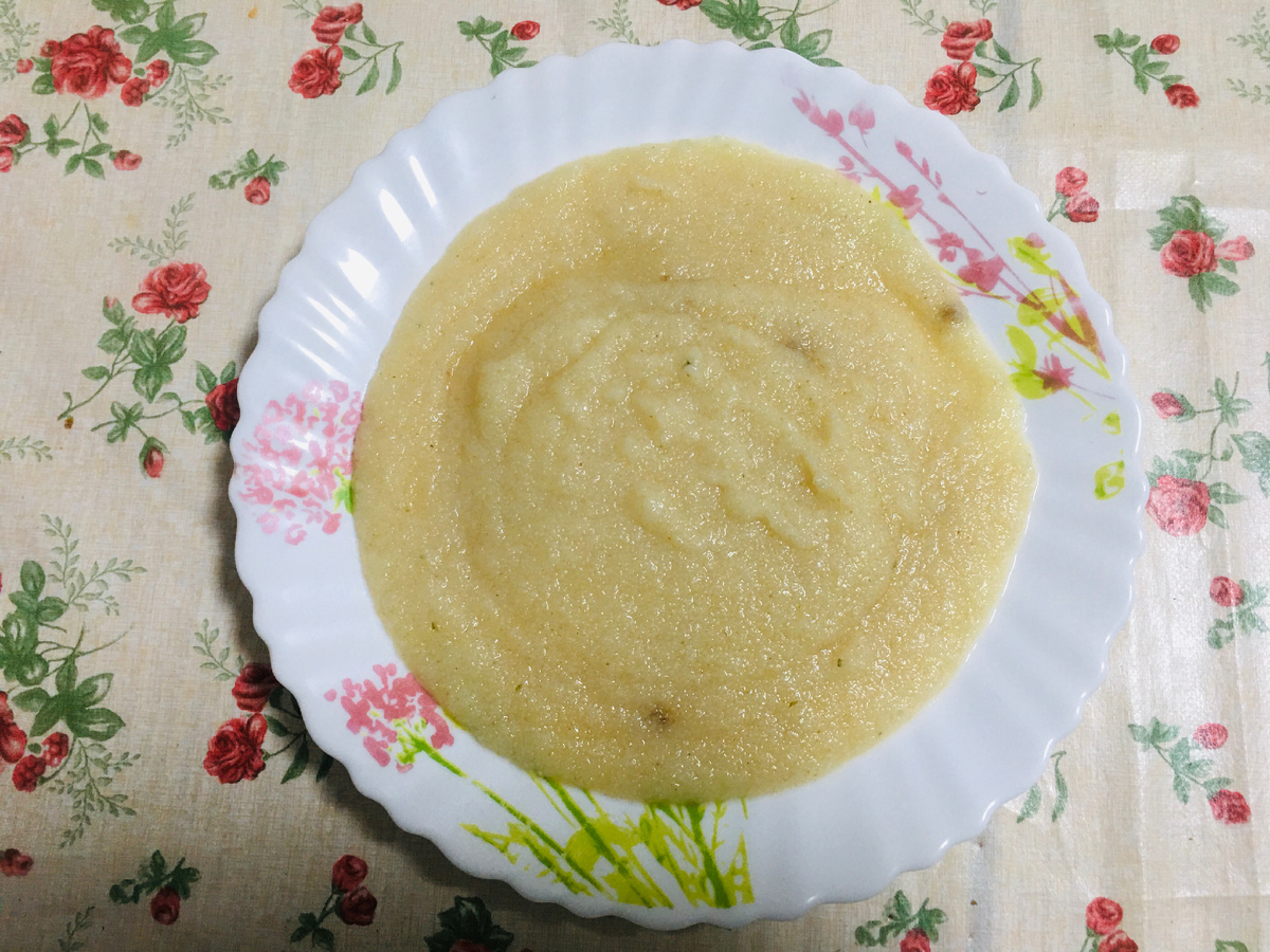 Так выглядит жареная манка. Она не сладкая. 