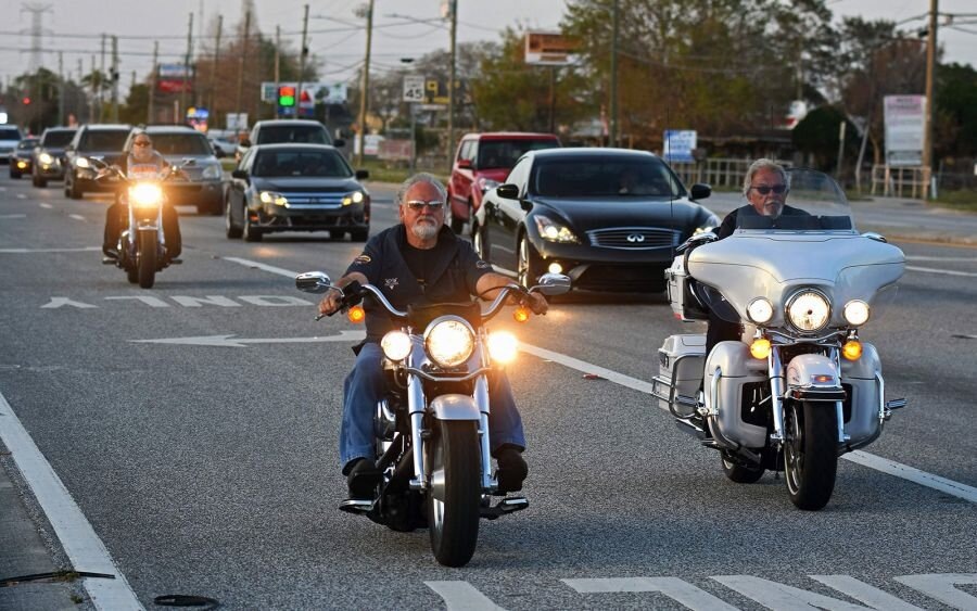 просто картинка чуваков на мопедах без шапок