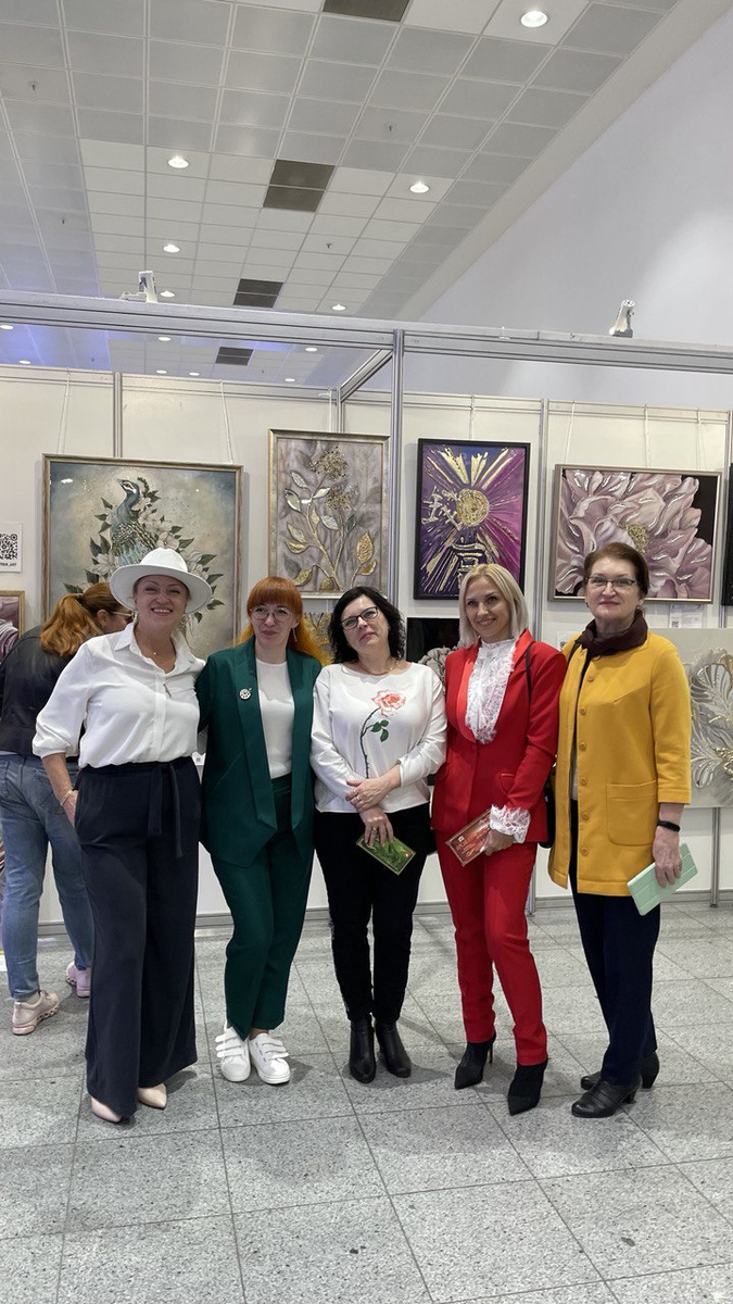 Фото выпускниц на выставке, где они взяли все первые места