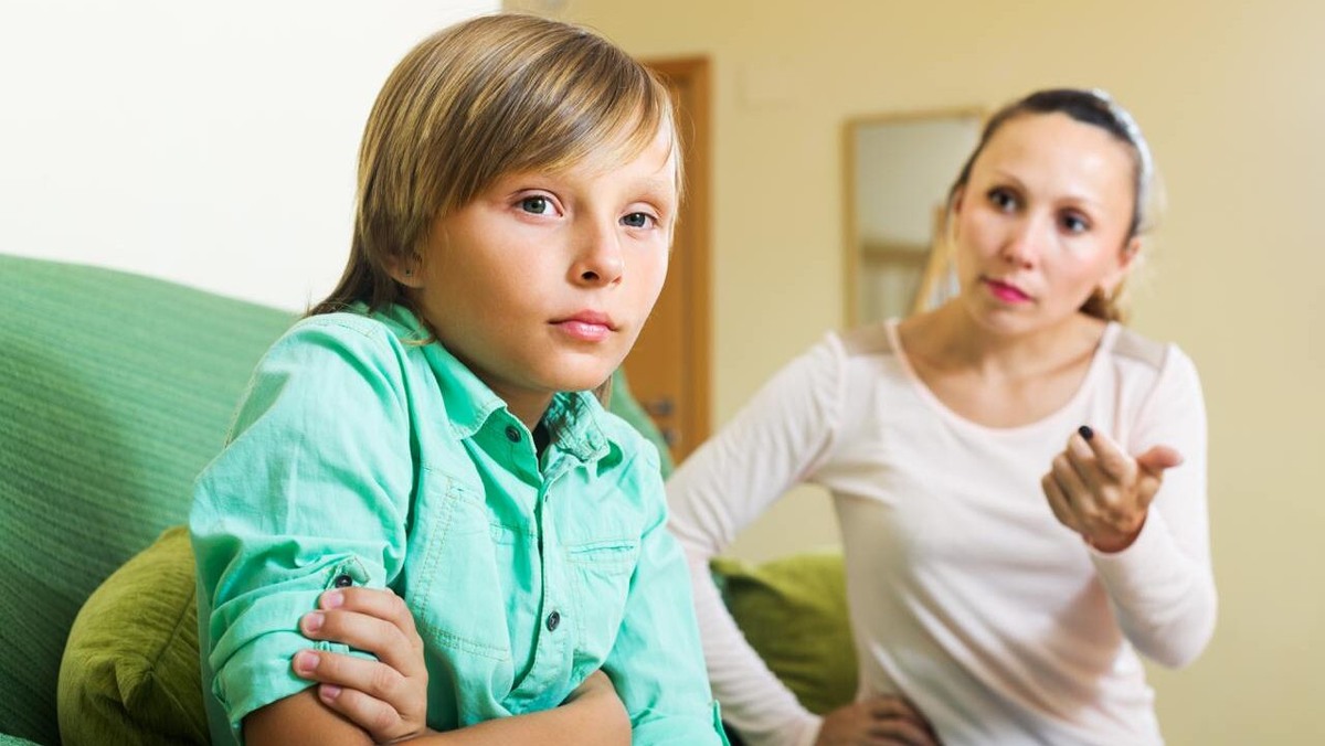    Как взрослому понять зумера, который вечно в наушниках и не желает готовиться к экзаменам? Психолог рассказала, как принять чувства ребёнка и направить их. Фото: Freepik