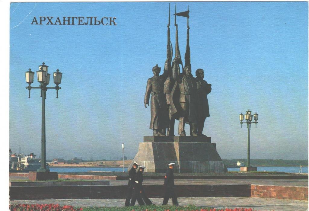 Первоначально памятник в 1985 году был установлен на берегу, но в 2005 году его перенесли на другую сторону площади, т.к. на его месте решили строить Михайло-Архангельский собор (крути просмотр далее)