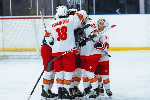 Кыргызстанские хоккеисты. Фото с сайта sport.akipress