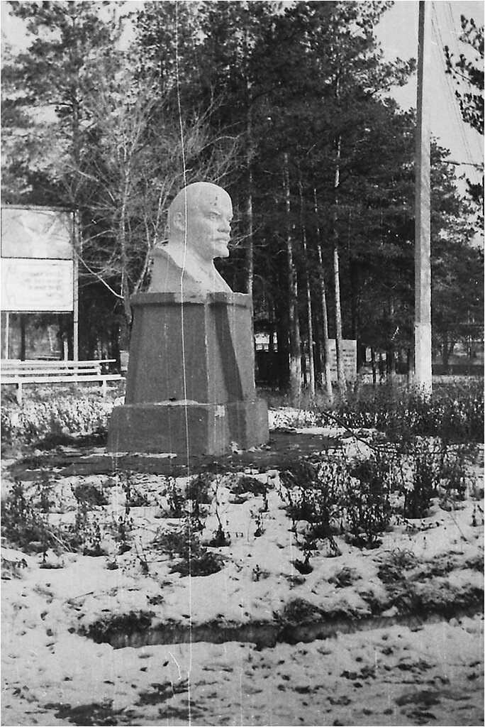 Бюст в парке