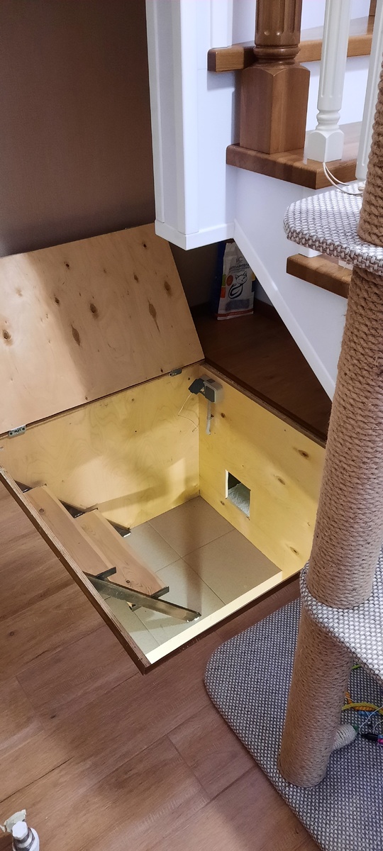 Крышка складывается вдвое, для удобства открывания.