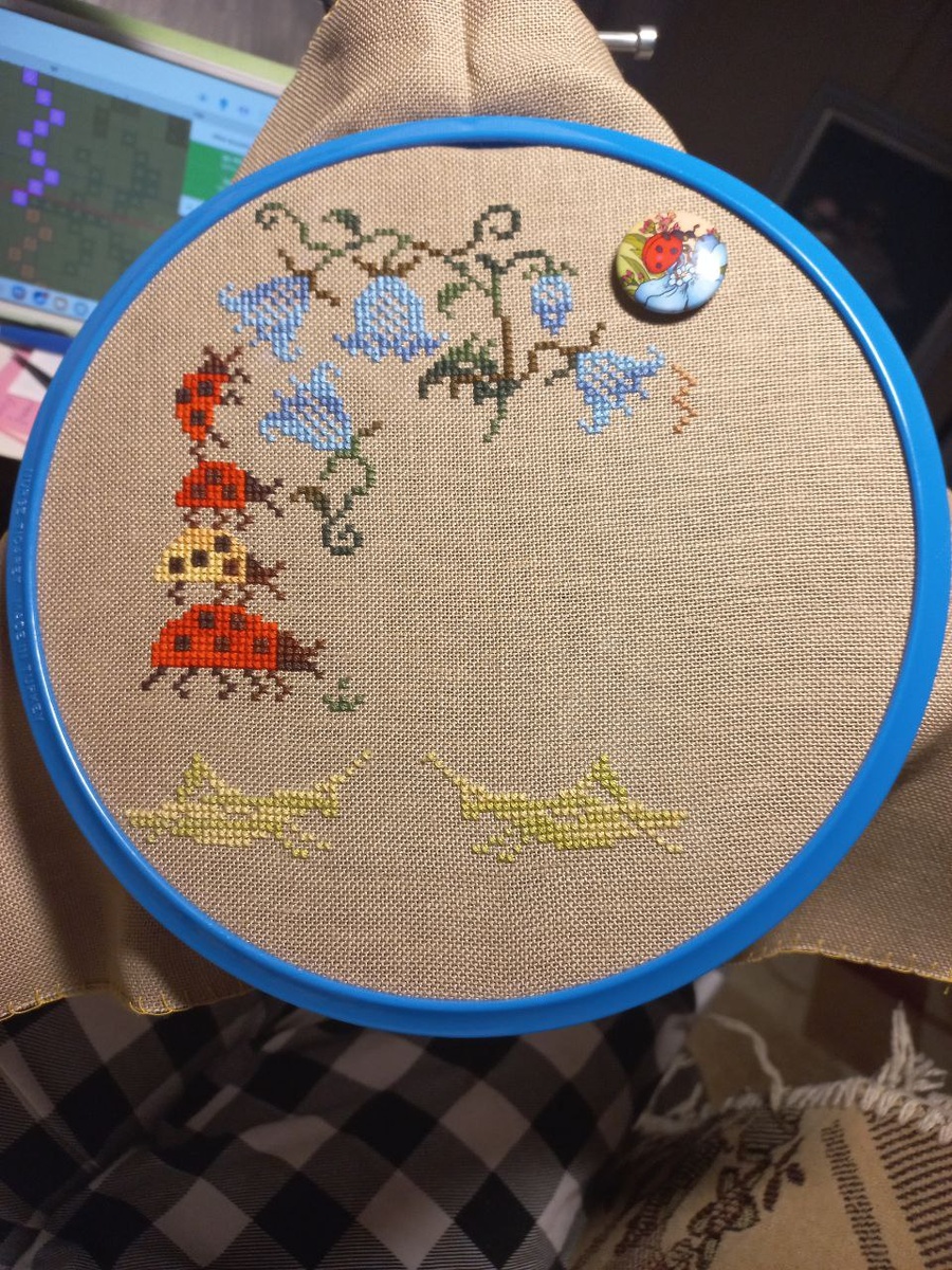 Процесс отшива схемы "Маленький лесной народец. Божьи коровки" от Совиного леса