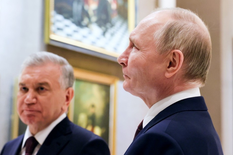 27 мая 2024 года. Президент России Владимир Путин и президент Узбекистана Шавкат Мирзиёев (справа налево) во время осмотра коллекции Великого князя Николая Константиновича в собрании Государственного музея искусств Узбекистана в конгресс-центре «Ташкент-Сити». | Фото: Михаил Метцель/ТАСС