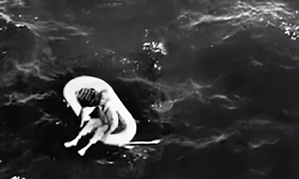 Та самая фотография Терри Джо Дюпперо на ракушечном плотике