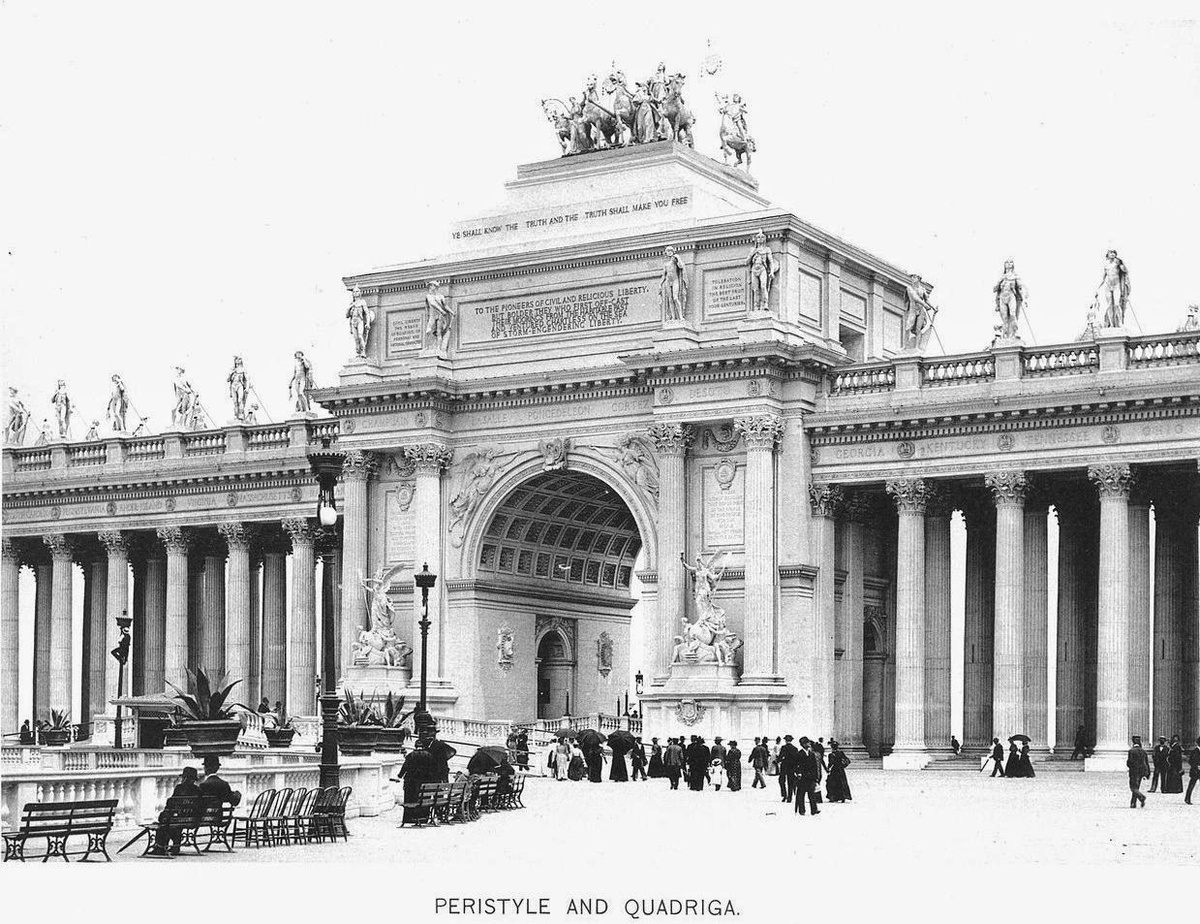 Надпись на триумфальной арке гласит: You shall know the truth, and the truth shall make you free. Ты должен знать правду, и правда сделает тебя свободным.