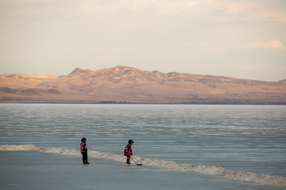 Предзакатное солнце на озере Шира