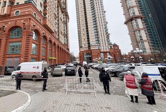    На месте взрыва в жилом комплексе «Алые паруса»