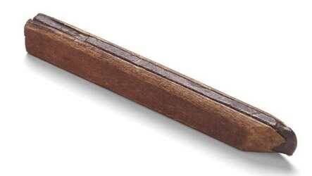 Только в 1794 г. во Франции появился тот карандаш, который нам известен. Смешивание графита с глиной и последующая термообработка позволили получить прочный стержень и регулировать его мягкость и насыщенность. А еще через сотню лет появилось небольшое усовершенствование - шестигранная форма, благодаря которой карандаш не так часто скатывался со стола.