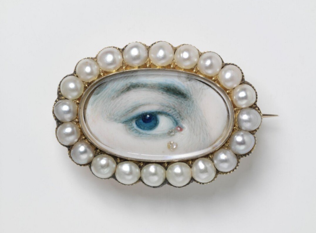 Украшение «любимые очи». Брошь. Великобритания. Начало XIX в. 20 мелких жемчужин, 2 бриллиантовых «слезы». Виктория и Алберт музей, Лондон 