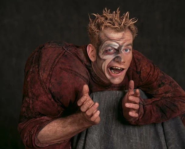 Артист Гару в роли Квазимодо в мюзикле "Нотр-дам де Пари" / notre-dame-de-paris.fandom.com