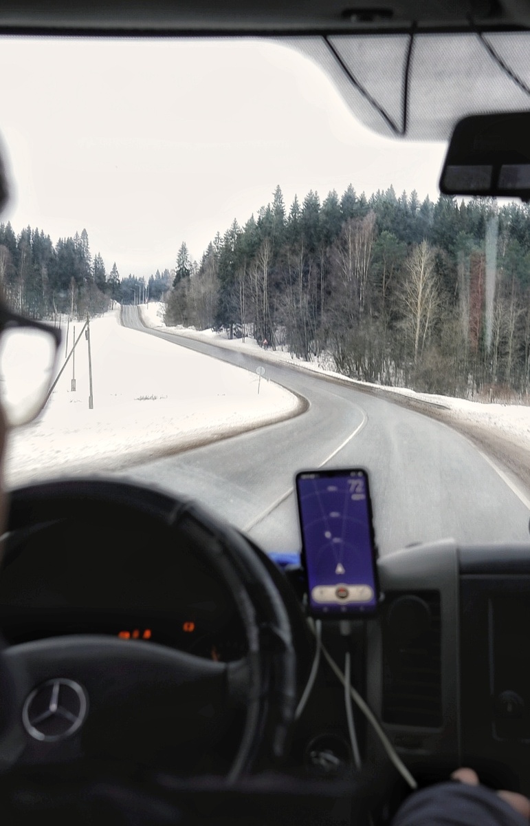 Зимняя дорога блестит гладким ледяным накатом, крутые скалы нависают с обеих сторон, стройные елочки в зимнем убранстве рядно выстроились вдоль обочины, на улице трескучий морозец.