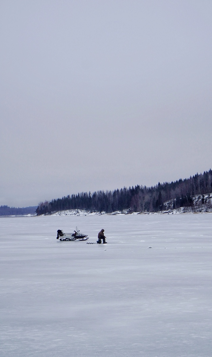 Зимняя Карелия — место мечты для фотоохотника, её пейзажи поражают своей строгой нордической своей красотой. Одним из лучших мест для рыбалки зимой в Карелии считается Ладожское озеро. Активнее всего здесь рыбачат в первой половине декабря (там где есть лёд) и ближе к концу зимы — с середины февраля и до еще крепкого льда в марте. А иногда даже и раньше, зависит от того, как рано придут холода и встанет надёжный лёд.

Большинство баз и загородных гостевых домов находятся как раз возле различных озёр, поэтому можно отлично совместить отдых на природе и подлёдную ловлю. Почти на всех таких базах предоставляют в аренду необходимые снасти и снаряжение (ледорубы и прочие штуки). И даже могут сопроводить на снегоходе до лунок в уловистых местах.