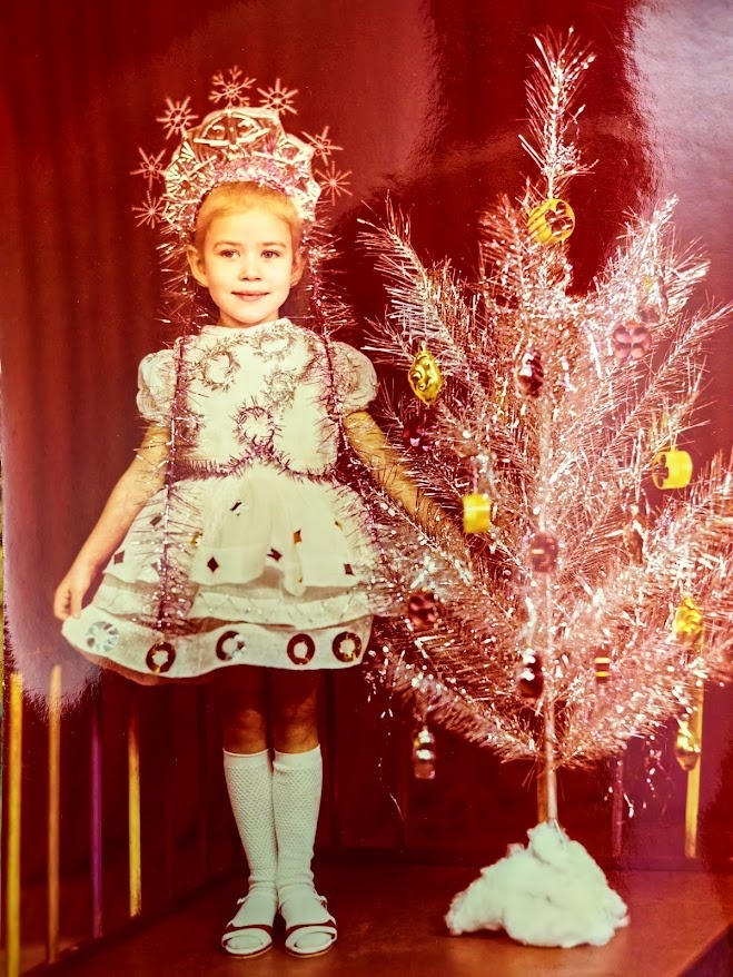 Даже не понятно, чем маленький человек гордится больше: короной с пластиковыми снежинками или теми самыми босоножками