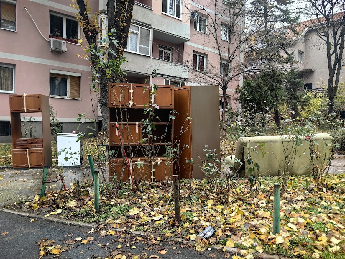 Остатки прежней роскоши во дворе Белграда 