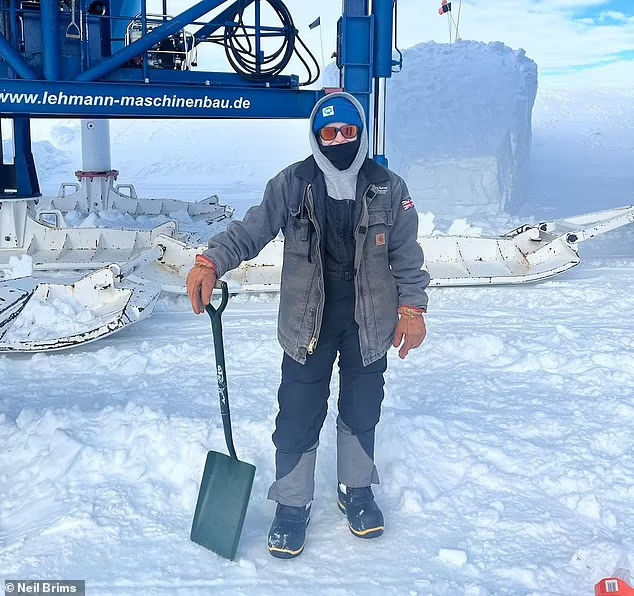Новые сотрудники будут жить на исследовательских станциях в Антарктике, чтобы учёные могли проводить свои исследования. Элоиза Сэвилл (на фото), плотник на исследовательской станции «Галлей VI», говорит, что её работа заключается в том, чтобы откалывать лёд от дерева и управлять лыжными санями.