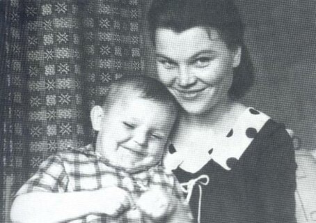 Источник: https://biographe-ru.turbopages.org/turbo/biographe.ru/s/znamenitosti/mihail-krug/