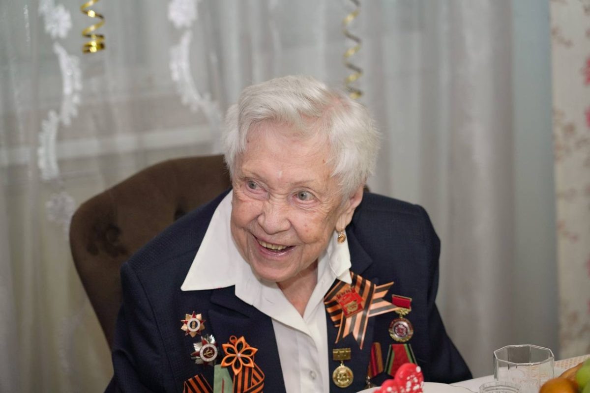    Мэр города Юрий Шалабаев встретился с участницей Сталинградской битвы Александрой Нестеренко