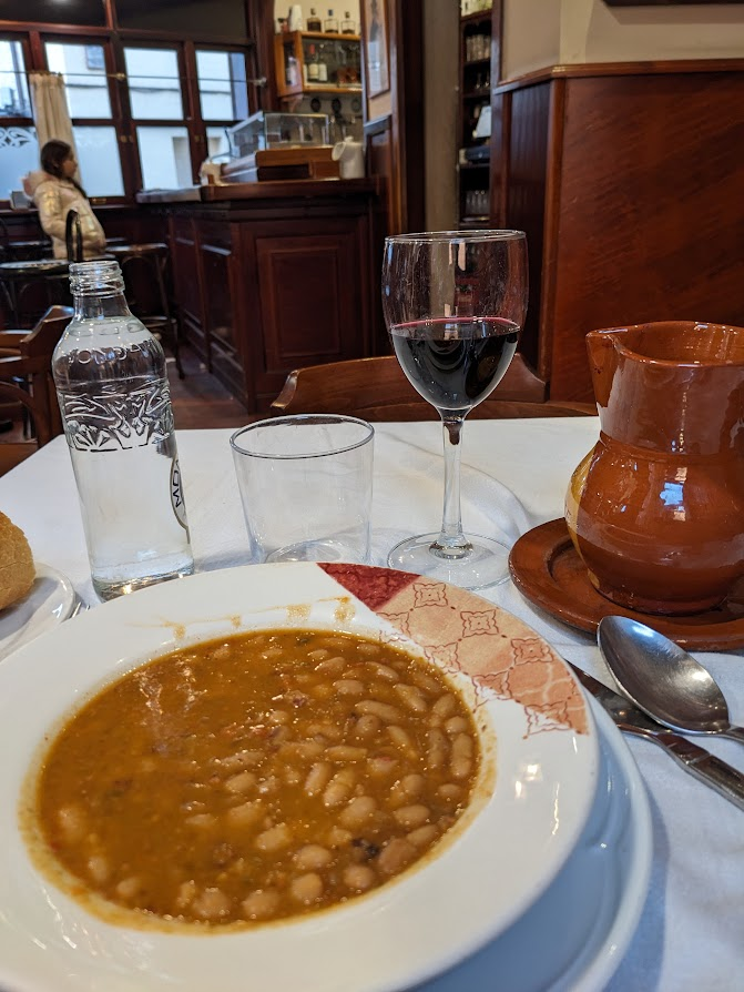 Фирменный суп из фасоли на обед и кувшинчик домашнего вина. Потом еще было второе блюдо и десерт с кофе.