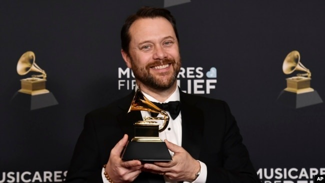 Джейсон Картер держит в руках награду Джимми Картера за альбом «Last Sundays in Plains: A Centennial Celebration» во время 67-й церемонии вручения премии «Грэмми», 2 февраля, 2025, Лос-Анджелес