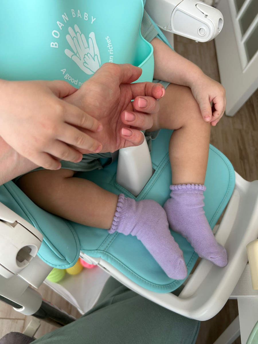 Фото свежее, так мы держимся, когда он трапезничает).