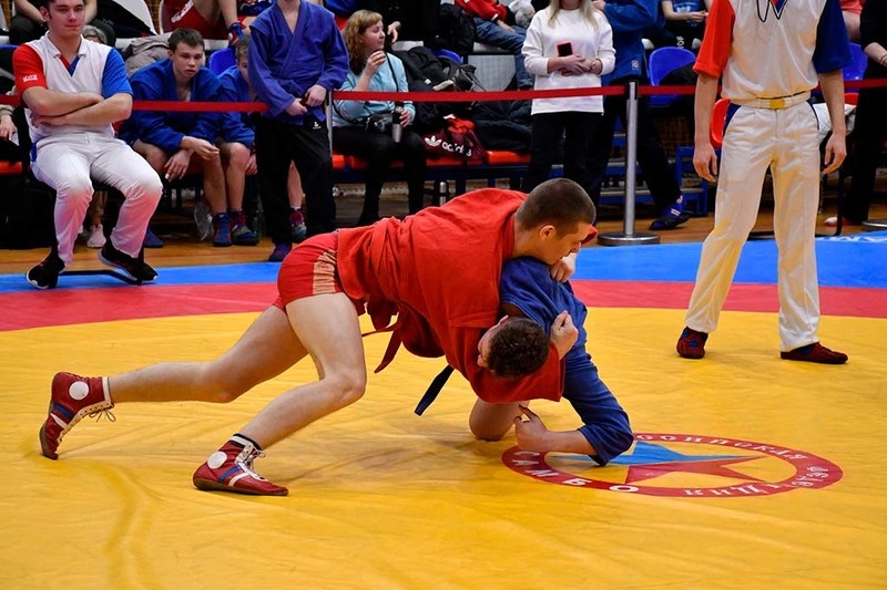    В первенстве Вологодской области по самбо за победу боролись более 100 юношей и девушек 14-16 лет. Соревнования прошли в выходные в Центре боевых искусств.
