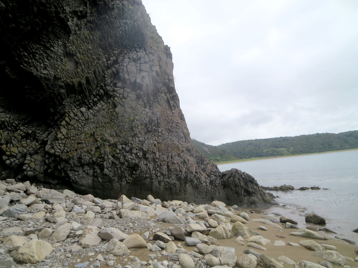 Скалы полходят к морю.