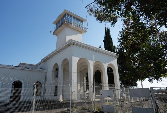    Аэропорт города Сухум. В настоящее время здесь ведется реконструкция аэровокзального комплекса и строительство административных объектов